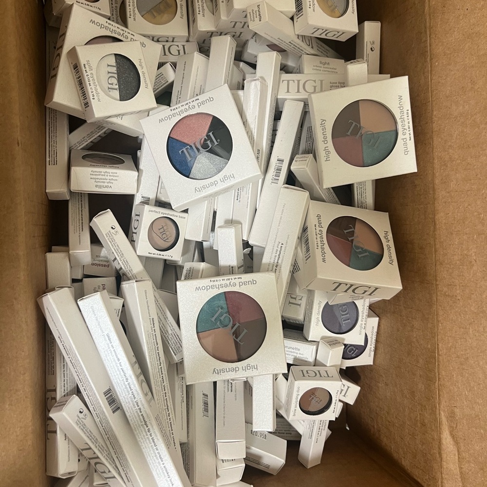TIGI makeup lot. All 146 pieces. Brand new condition.